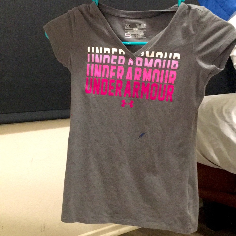 The size of the shirt is in M girls 😉 it does have a spot on it btw:) its Gray